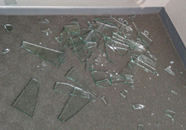 ガラス片の掃除と割れたガラスの応急処置