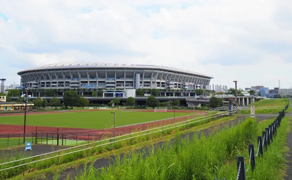 日産スタジアムと日産フィールド小机