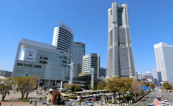 桜木町駅前