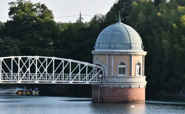 多摩湖の取水塔