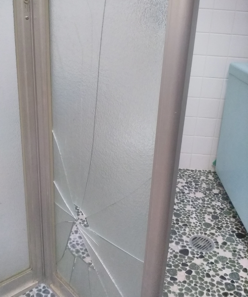 お風呂の折れ戸の割れたガラス