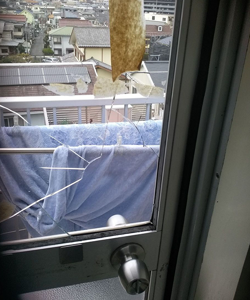 出入り口扉のガラス割れ