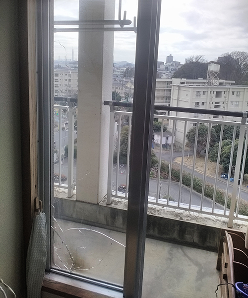窓の割れたガラス