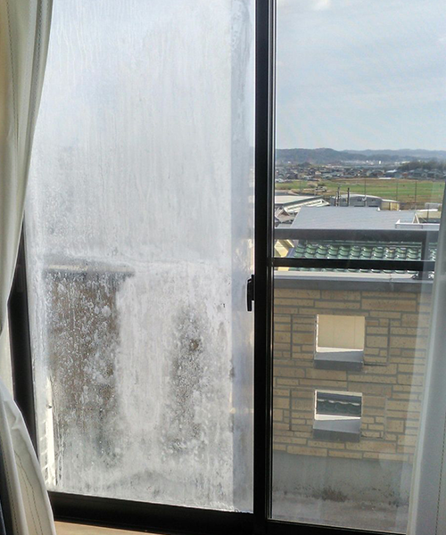 結露した窓のペアガラス