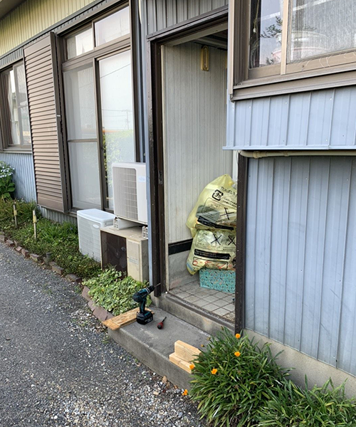 勝手口扉を取り外し