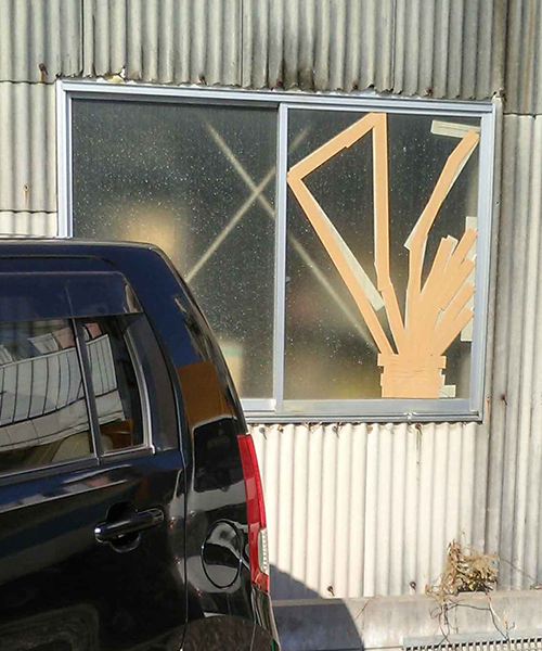 ガラスが割れた工場の窓