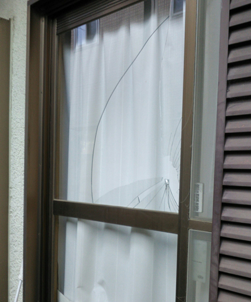 割れた掃き出し窓の透明ガラス