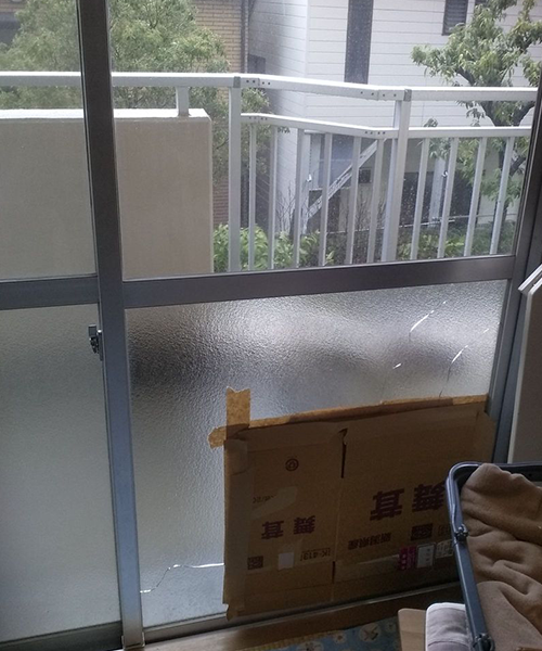 割れた掃き出し窓のガラス