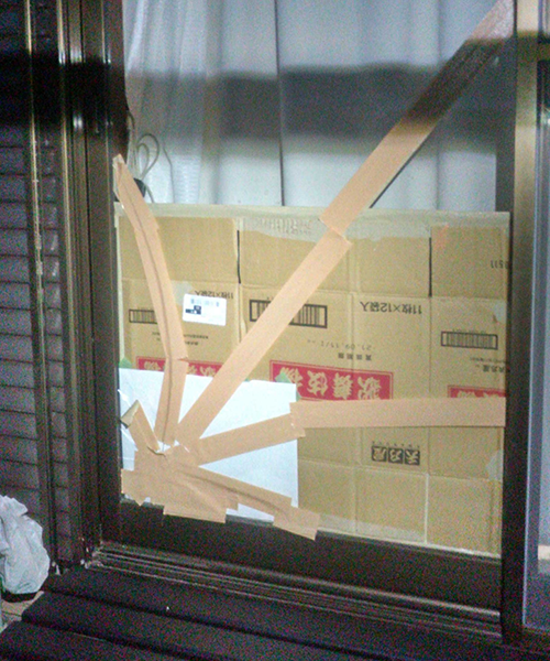 割れた掃き出し窓ガラス