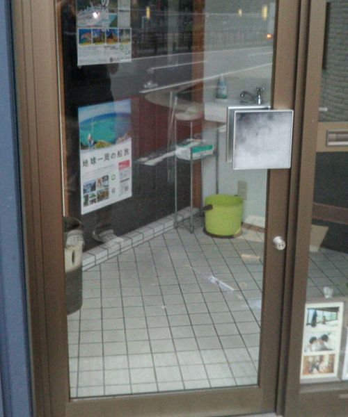 店舗のドアガラスの割れ替え