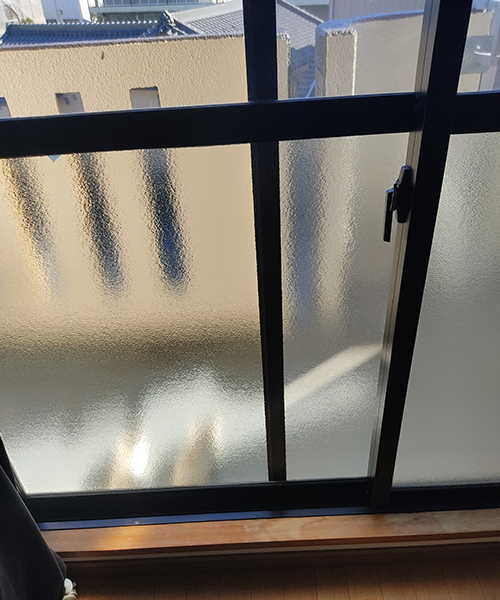 窓の型板ガラス割れ替え