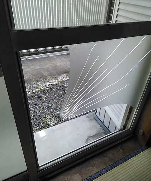 ガラスが割れた居間の窓