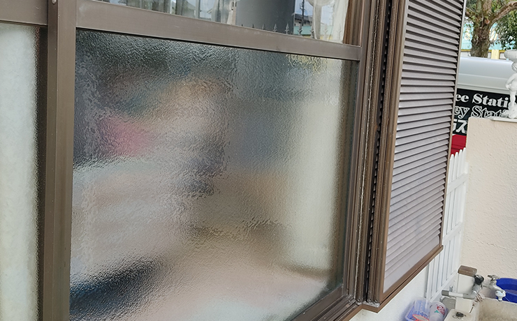 日進市で掃き出し窓の型板ガラス交換