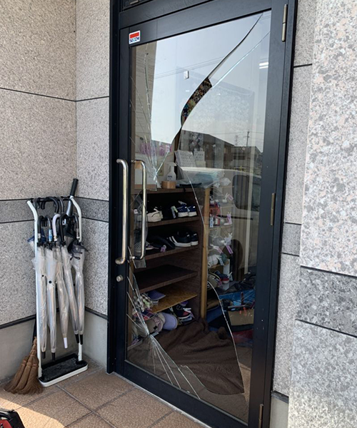 出入口ドアのガラス割れ