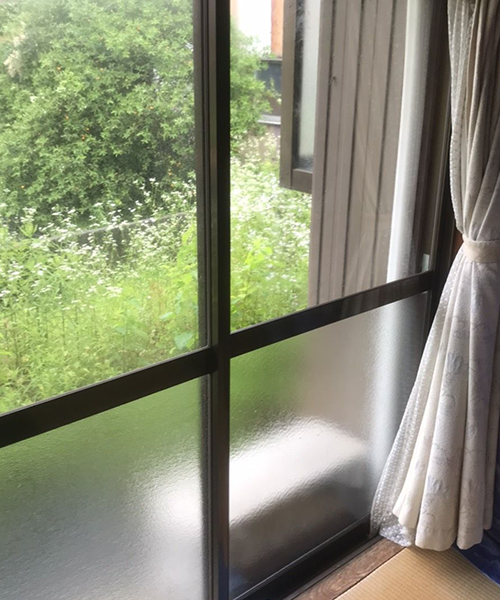 窓の型板ガラス割れ替え