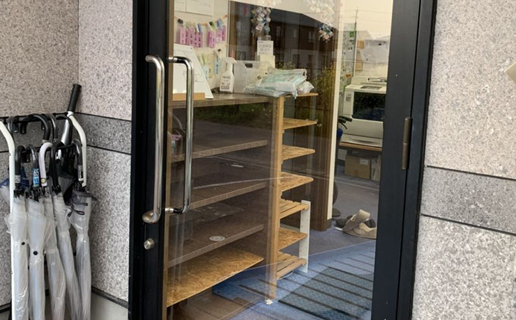 可児市で事務所の出入口ドアガラス交換